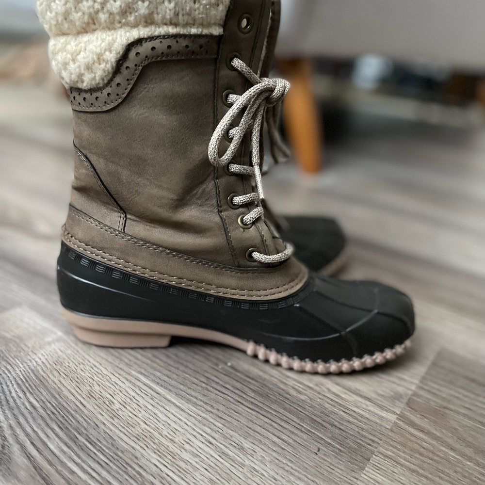 Women’s size 7 Magellan boots